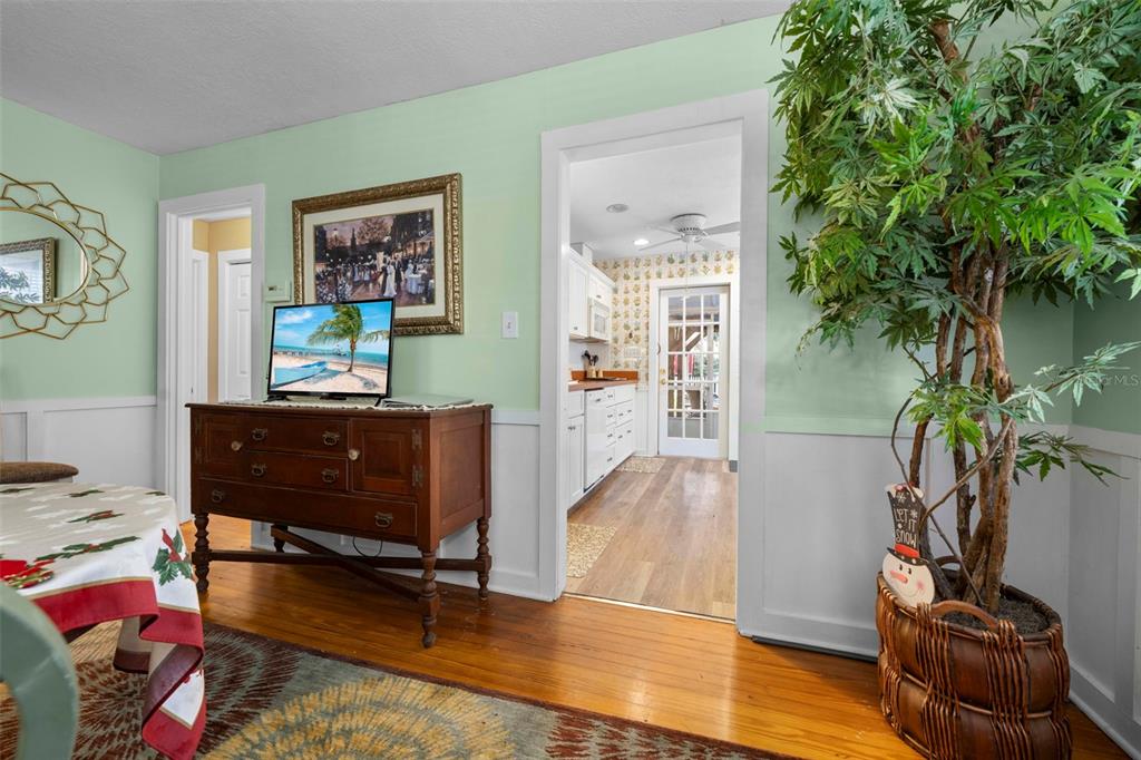 16 52nd Street Yankeetown, FL 34498 - Photo 26 of 63 a living room with furniture and a potted plant