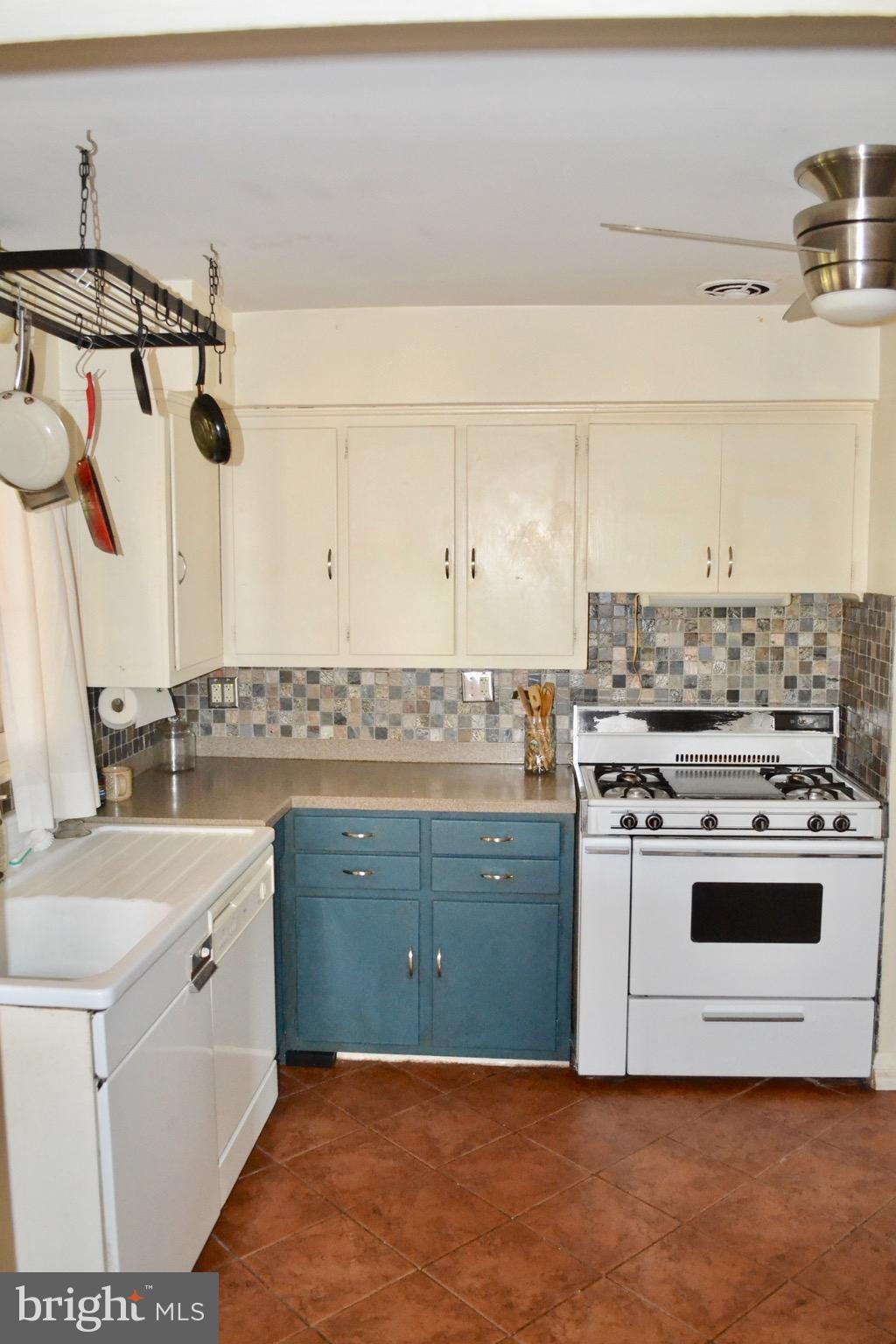 1821 Deveron Road Towson, MD 21286 - Photo 8 of 22 Retro Kitchen