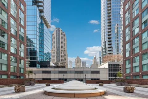 a buildings with cars parked in front of it