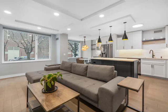 $560,000 | 440 North McClurg Court, Unit 111, Chicago, IL 60611