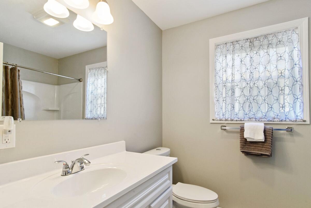 64 Ocean Park Road, Unit 5 Saco, ME 04072 - Photo 10 of 16 2nd Floor Full Bath