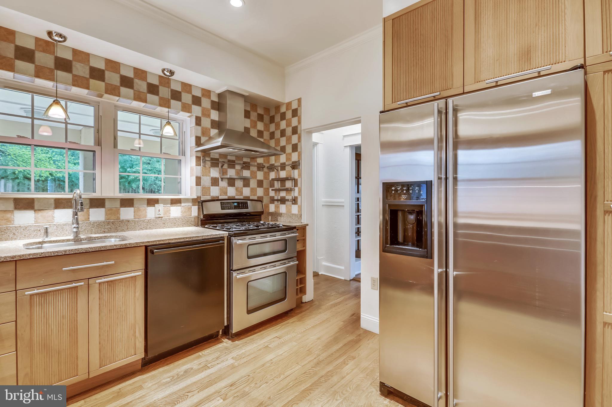 702 Wayne Avenue Silver Spring, MD 20910 - Photo 13 of 41 Gas range with elect. oven, large ridge