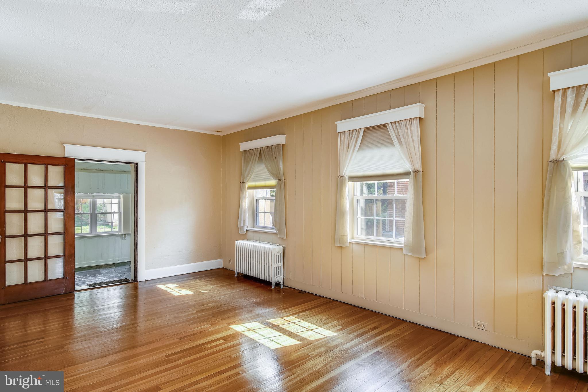 702 Wayne Avenue Silver Spring, MD 20910 - Photo 4 of 41 Living room with door to FR