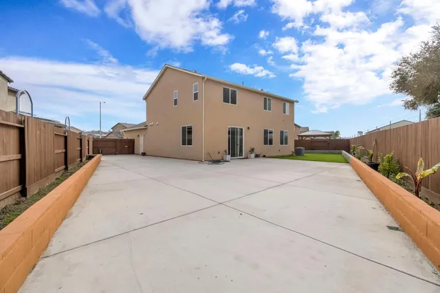 $595,000 | 2481 North Pearwood Avenue, Fresno, CA 93727