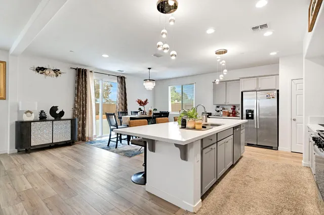 $595,000 | 2481 North Pearwood Avenue, Fresno, CA 93727