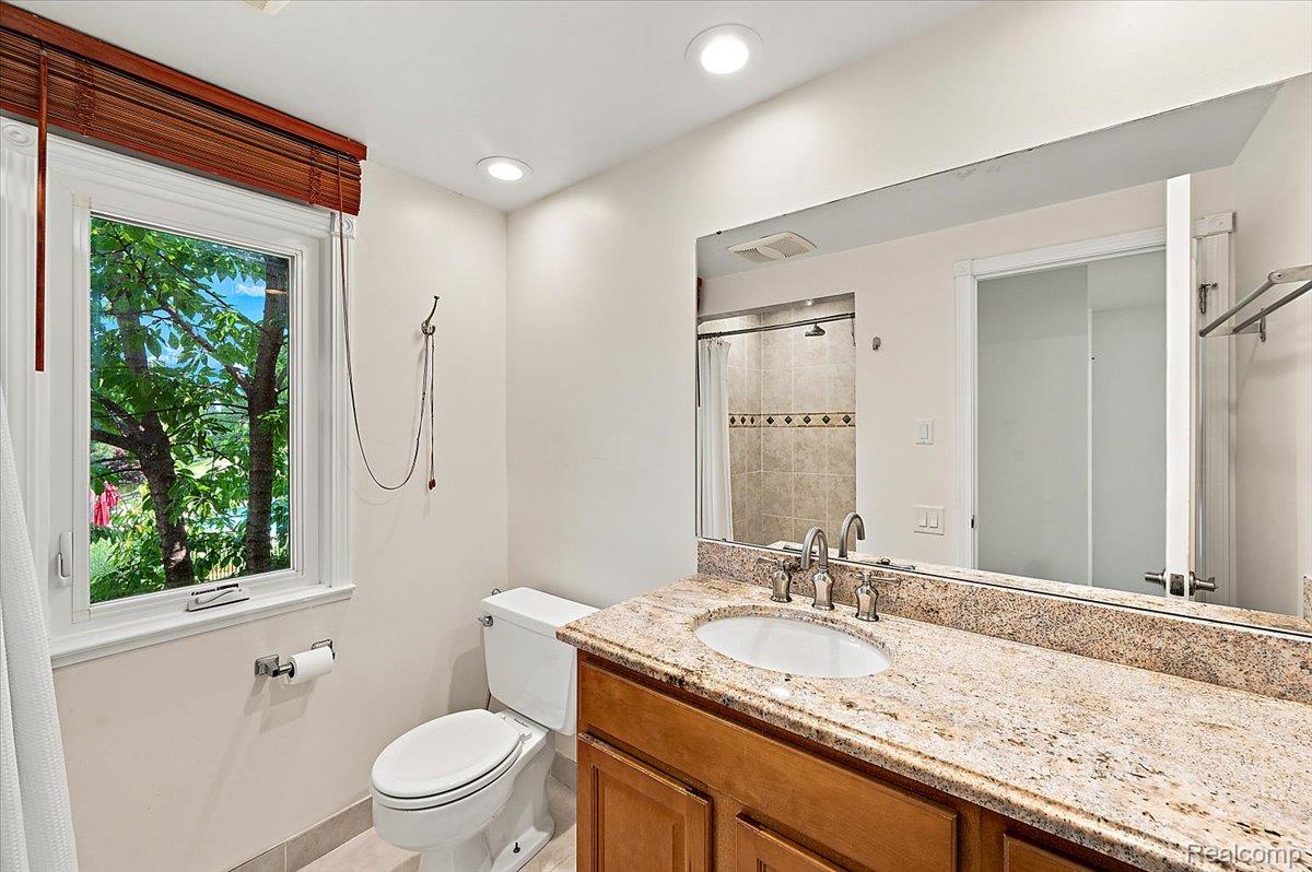 980 Sandhurst Road Bloomfield Hills, MI 48302 - Photo 46 of 75 Full Bathroom #2 Alternate View