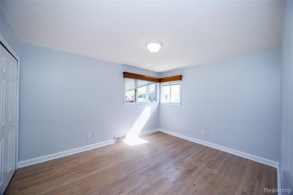 5646 Cambourne Road Dearborn Heights, MI 48127 - Photo 23 of 42
