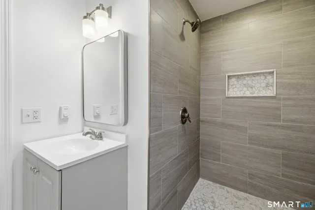 $619,000 | 6 Heritage Lane, Simsbury, CT 06070