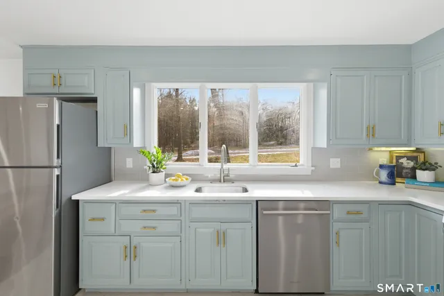 $619,000 | 6 Heritage Lane, Simsbury, CT 06070