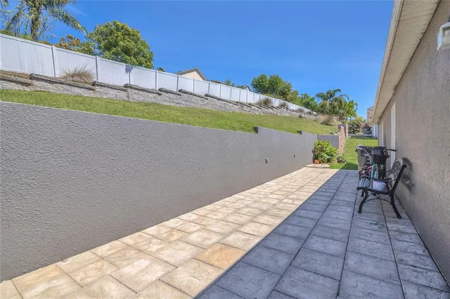 a view of a backyard