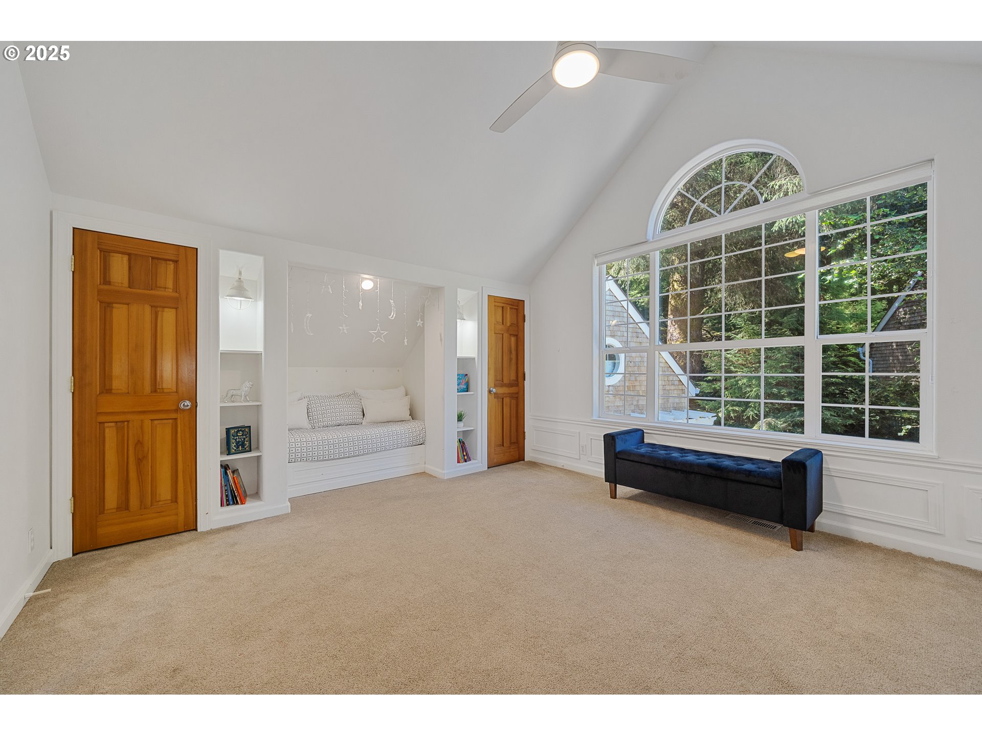 3308 Bayview Terrace Seaside, OR 97138 - Photo 34 of 48 a spacious bedroom with a bed and a window