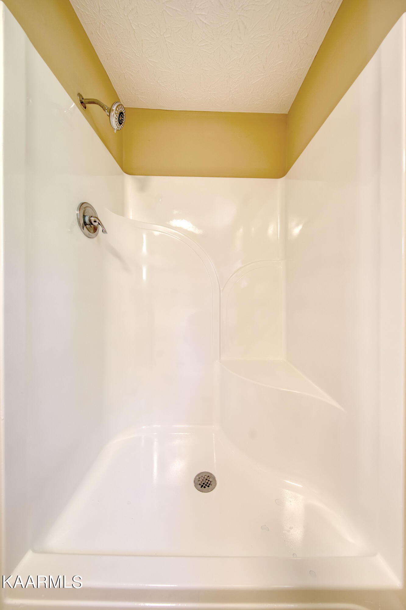 1859 Poplar Hill Road Knoxville, TN 37922 - Photo 21 of 39 a bathroom with a bathtub and shower