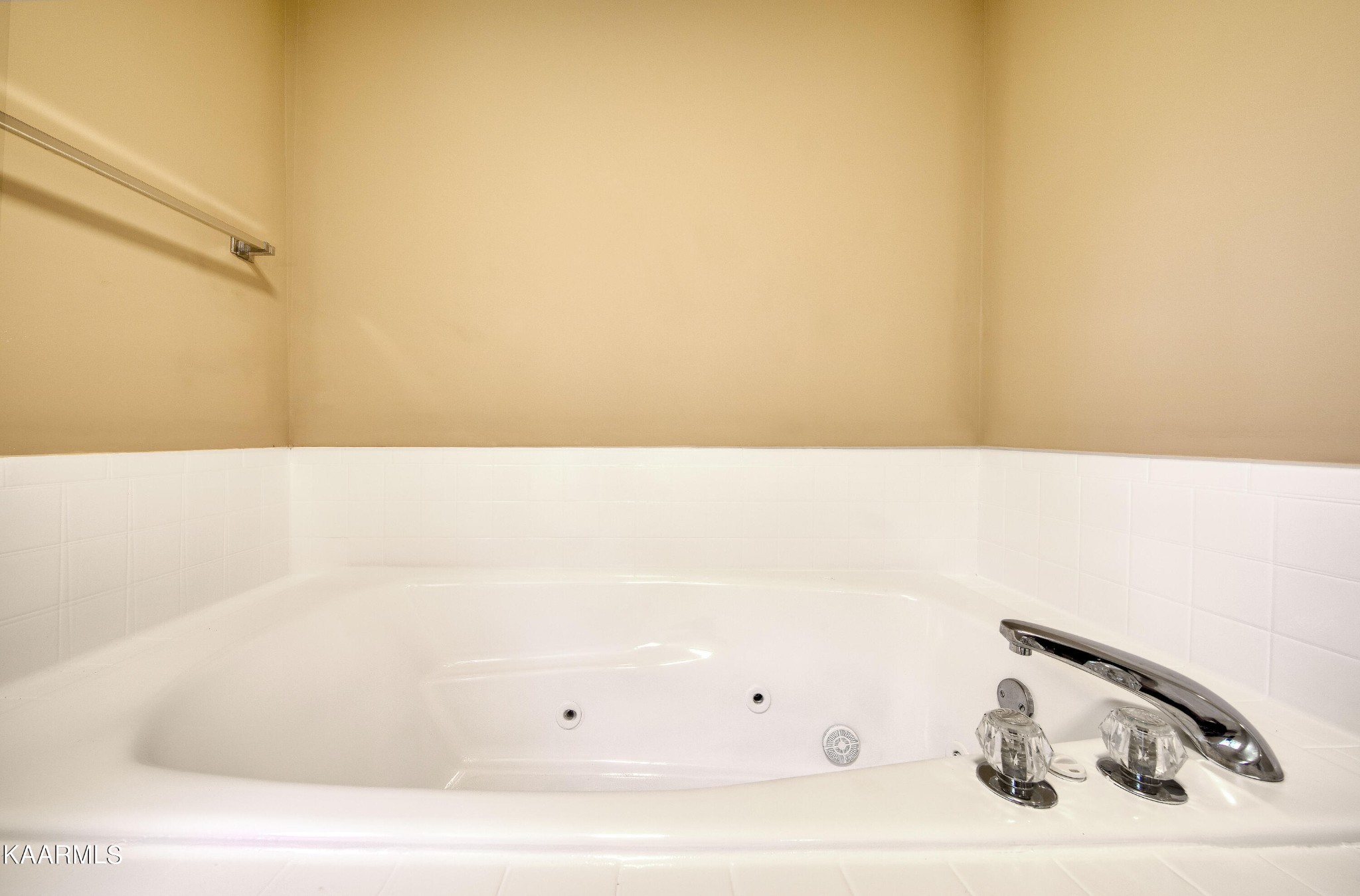 1859 Poplar Hill Road Knoxville, TN 37922 - Photo 23 of 39 a bathroom with a bathtub