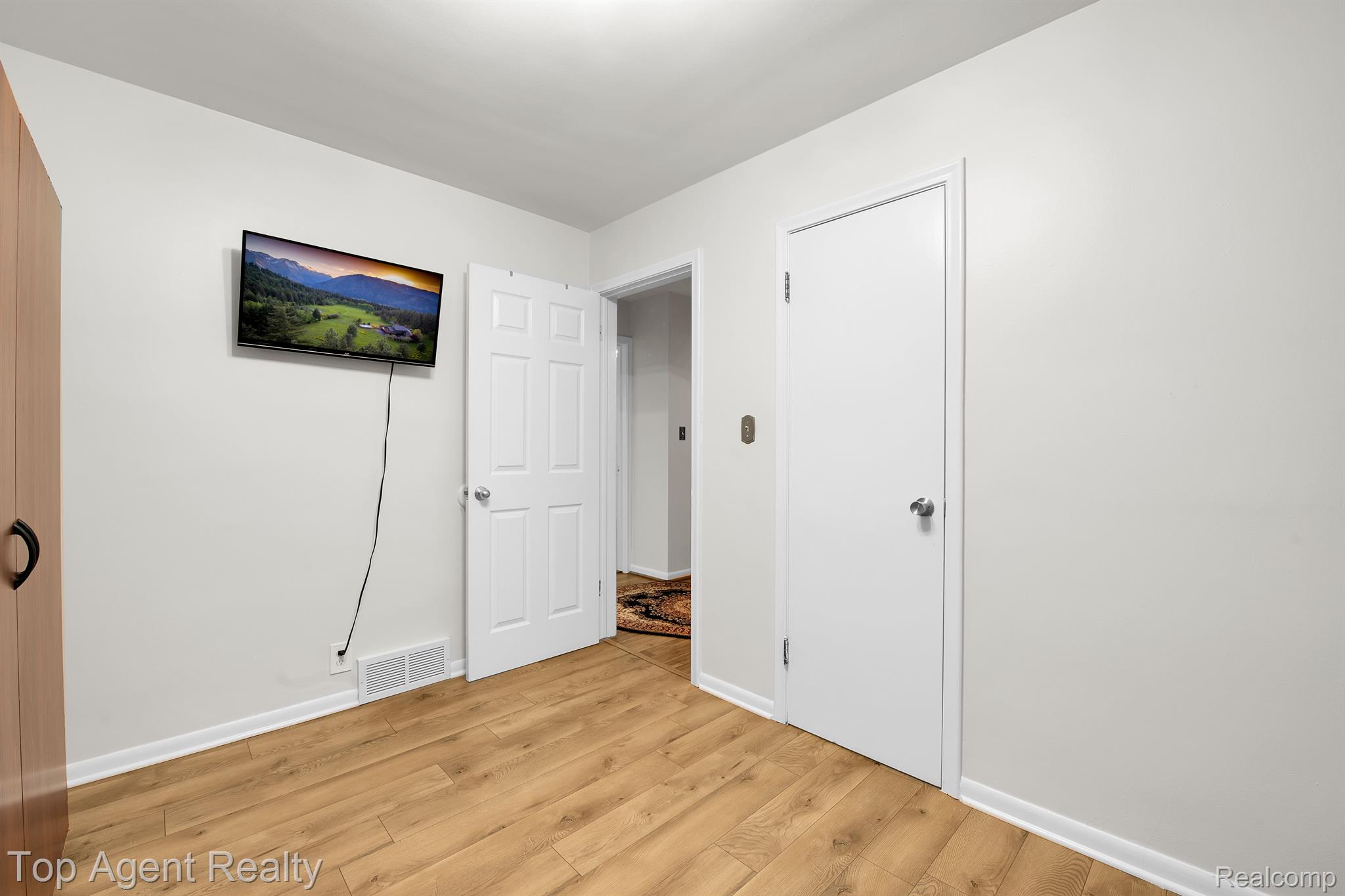 2104 Middlebelt Road West Bloomfield, MI 48324 - Photo 10 of 30 Gallery Image 10