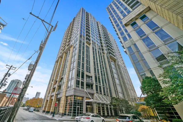 $2,500 | 700 North Larrabee Street, Unit 1004, Chicago, IL 60654