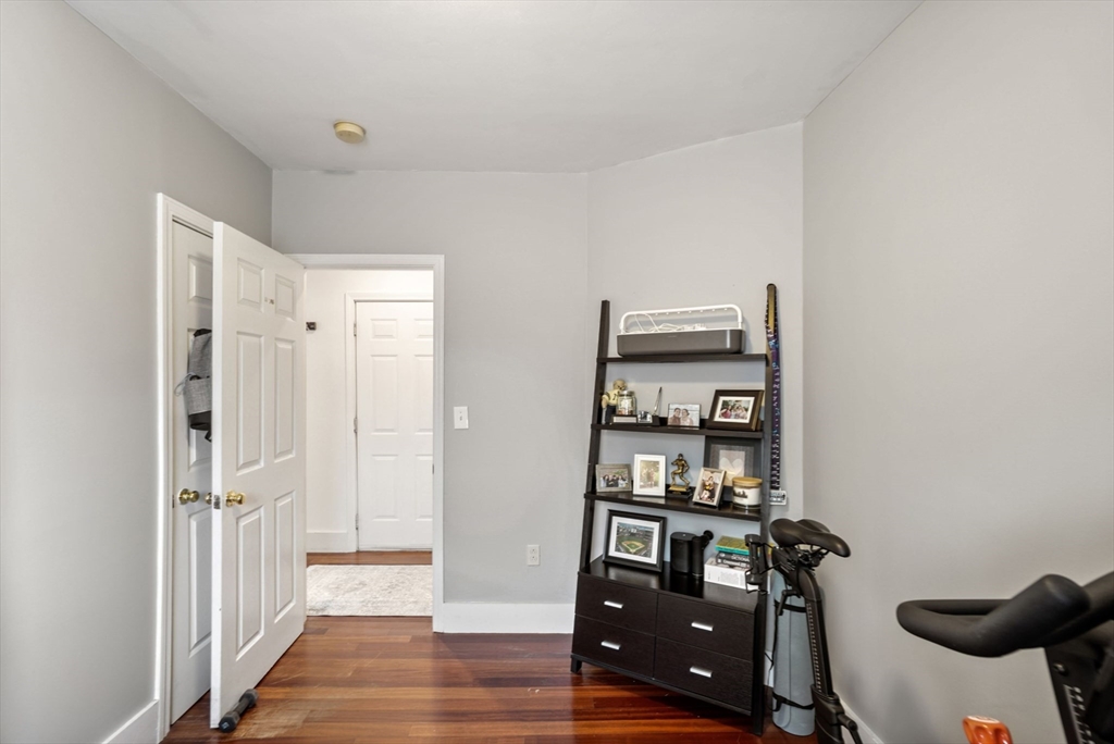 31 Regent Street, Unit 3R Cambridge, MA 02140 - Photo 21 of 28 a view of a hallway with seating area