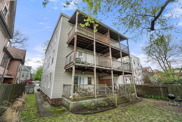 $3,900 | 31 Regent Street, Unit 3R, Cambridge, MA 02140