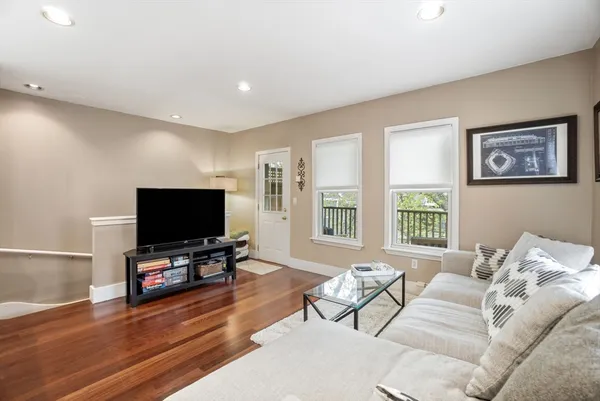 $3,900 | 31 Regent Street, Unit 3R, Cambridge, MA 02140