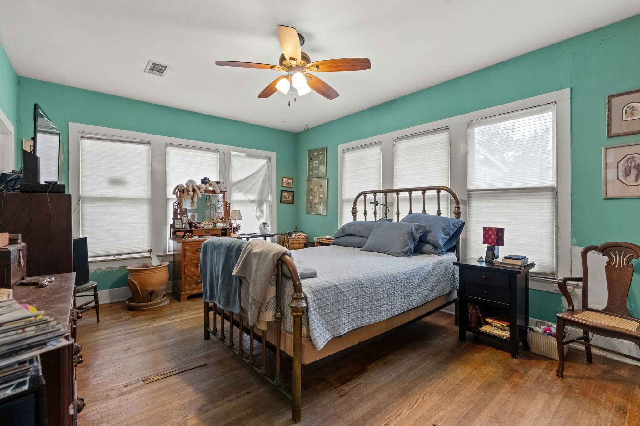 1004 Missouri Street Houston, TX 77006 - Photo 12 of 22 Primary Bedroom