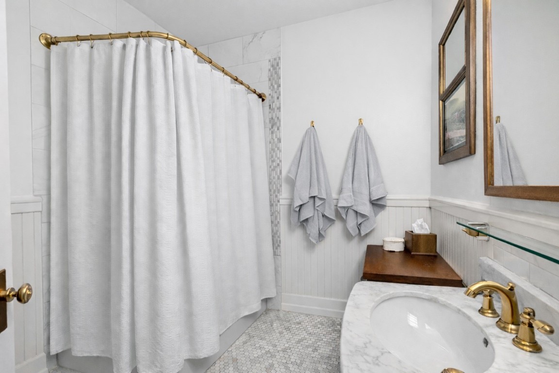 1004 Missouri Street Houston, TX 77006 - Photo 17 of 22 a bathroom with a sink and a mirror
