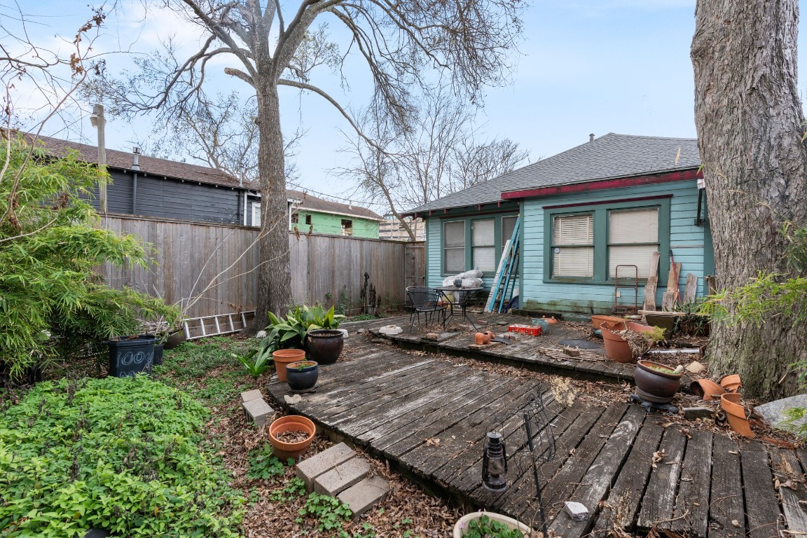 1004 Missouri Street Houston, TX 77006 - Photo 18 of 22 a backyard of a house with outdoor seating