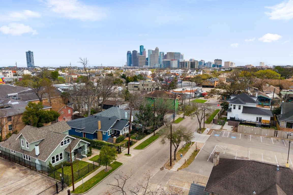 1004 Missouri Street Houston, TX 77006 - Photo 22 of 22 a view of a city