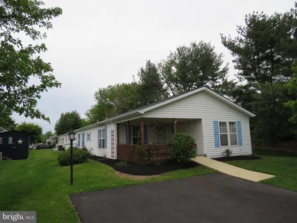a view of a yard in front of house