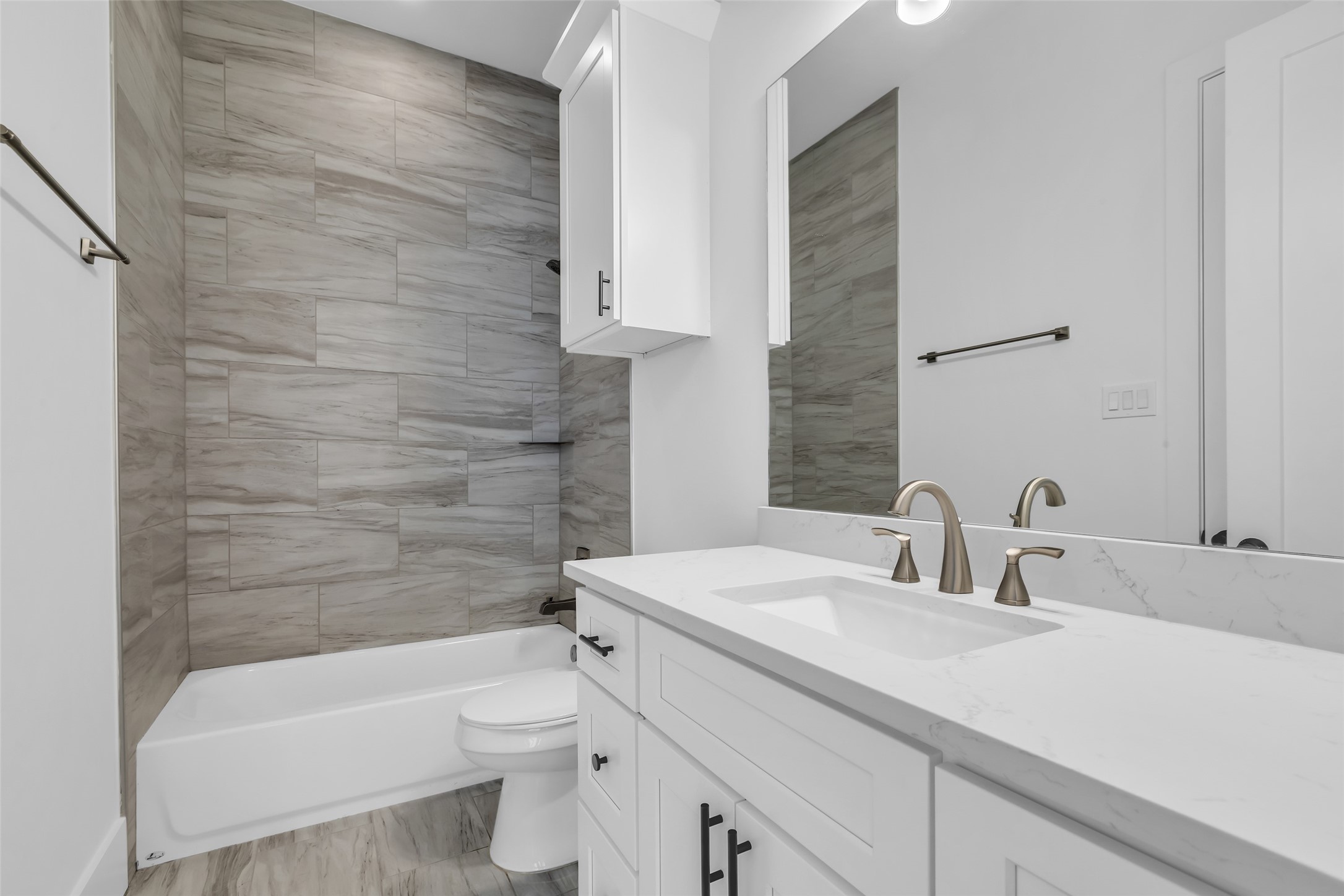 2716 Baldwin Street Houston, TX 77006 - Photo 21 of 26 The secondary bathroom on the fourth floor includes a convenient tub and shower combo, along with modern finishes for everyday use.