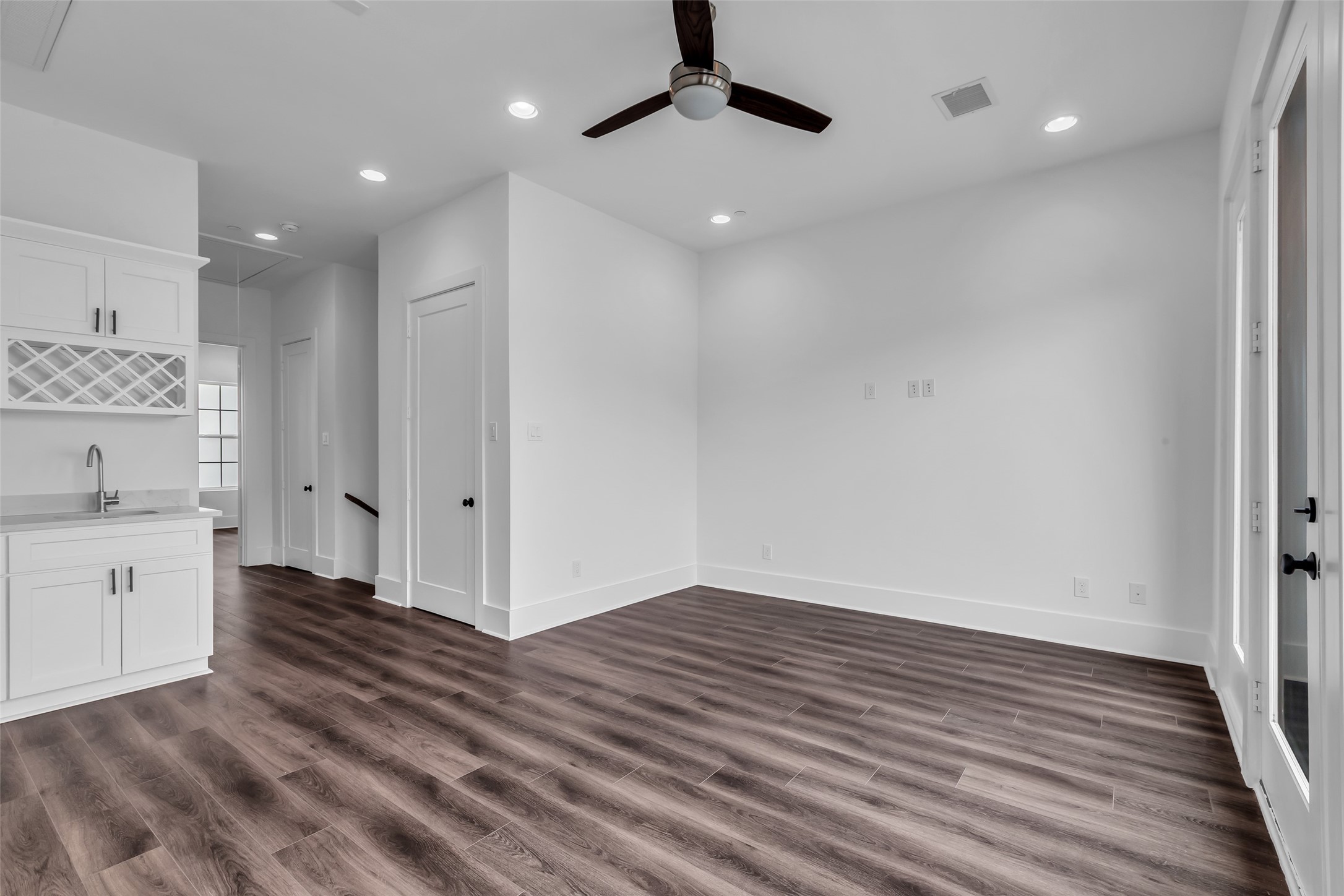 2716 Baldwin Street Houston, TX 77006 - Photo 22 of 26 This open space on the fourth floor is well-suited for use as a game room, reading nook or sitting area, offering s perfect spot to relax or unwind.
