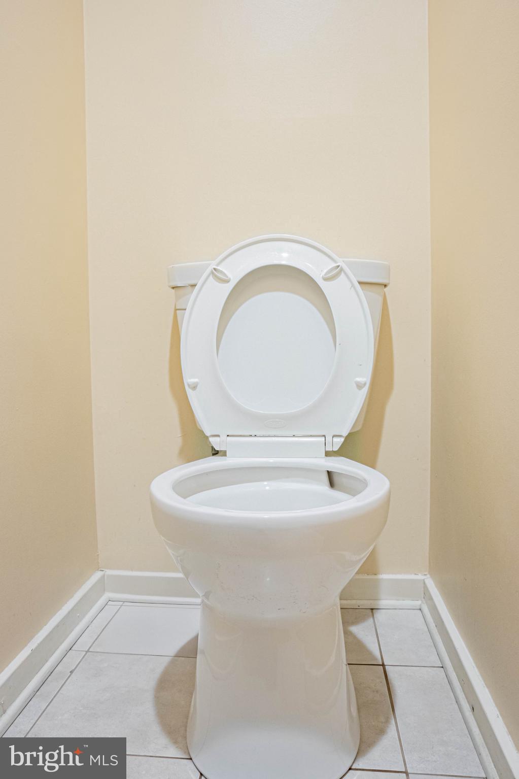 906 Locust Street Philadelphia, PA 19107 - Photo 16 of 46 a bathroom with a sink a mirror and toilet