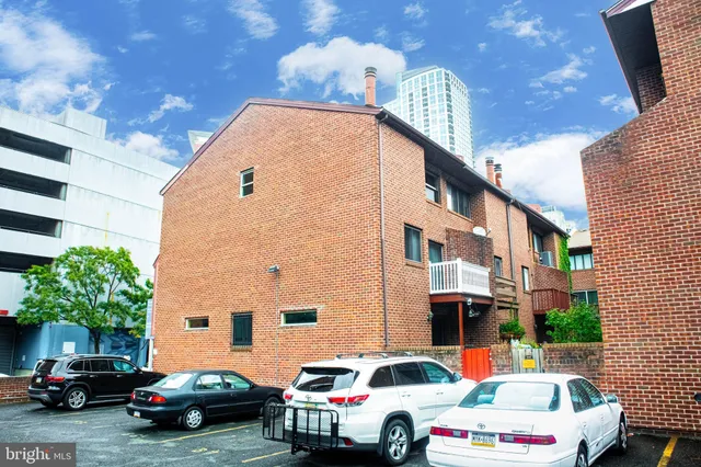 $4,000 | 906 Locust Street, Philadelphia, PA 19107