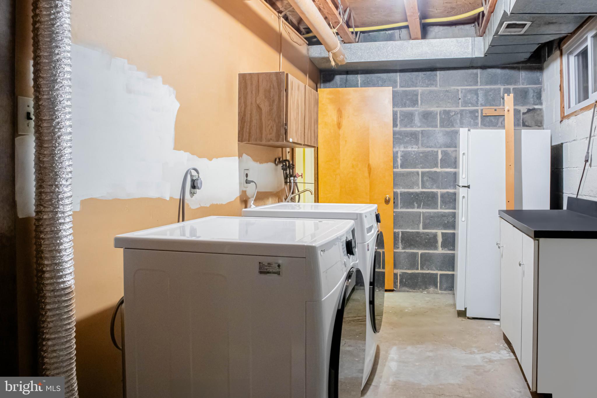 906 Locust Street Philadelphia, PA 19107 - Photo 7 of 46 a utility room with dryer and washer