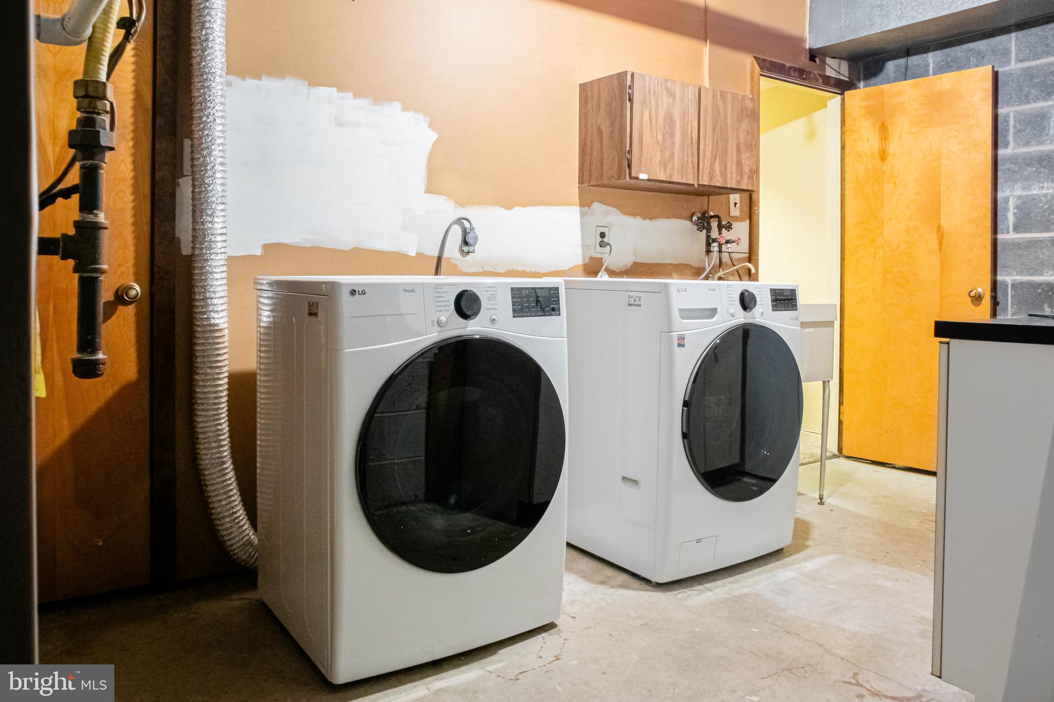 906 Locust Street Philadelphia, PA 19107 - Photo 8 of 46 a utility room with dryer and washer