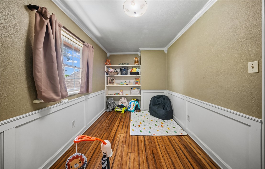 5222 Wooldridge Road Corpus Christi, TX 78413 - Photo 22 of 34 a bedroom with a bed and a window