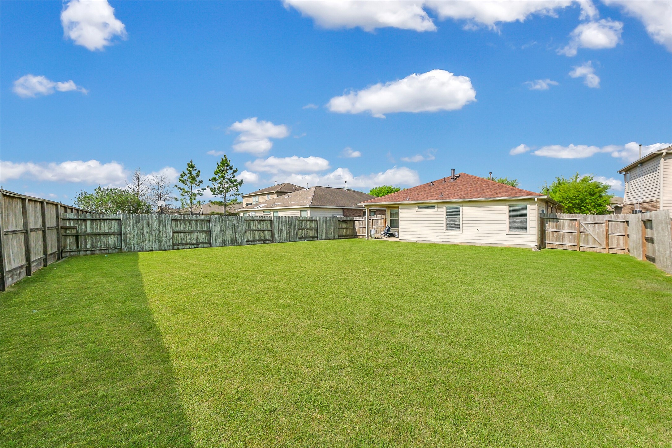 1015 Honeysuckle Vine Drive Rosenberg, TX 77469 - Photo 25 of 29 a front view of house with garden