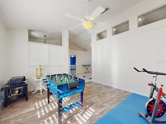 a view of livingroom with furniture