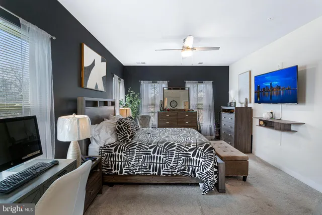 a view of entryway with livingroom