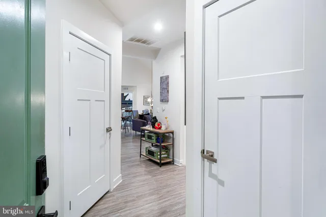 a view of entryway and livingroom with furniture