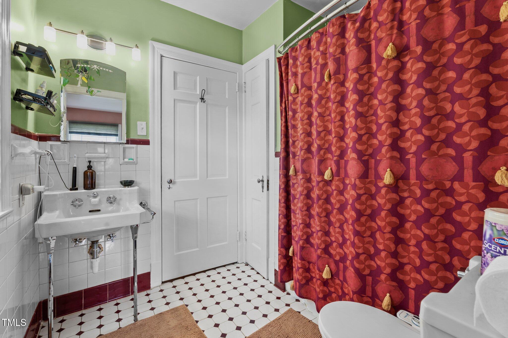925 South Chestnut Street Henderson, NC 27536 - Photo 19 of 28 a bathroom with a sink toilet and shower