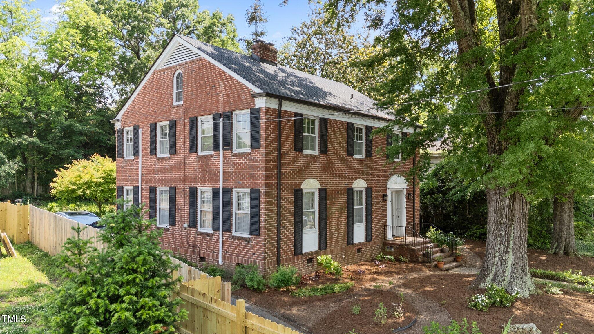 925 South Chestnut Street Henderson, NC 27536 - Photo 2 of 28 a front view of a house with garden
