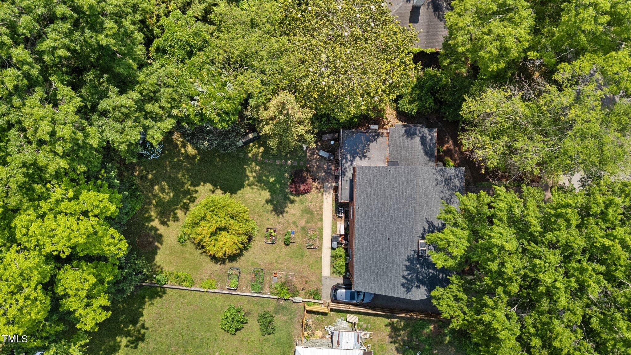925 South Chestnut Street Henderson, NC 27536 - Photo 23 of 28 an aerial view of a residential houses