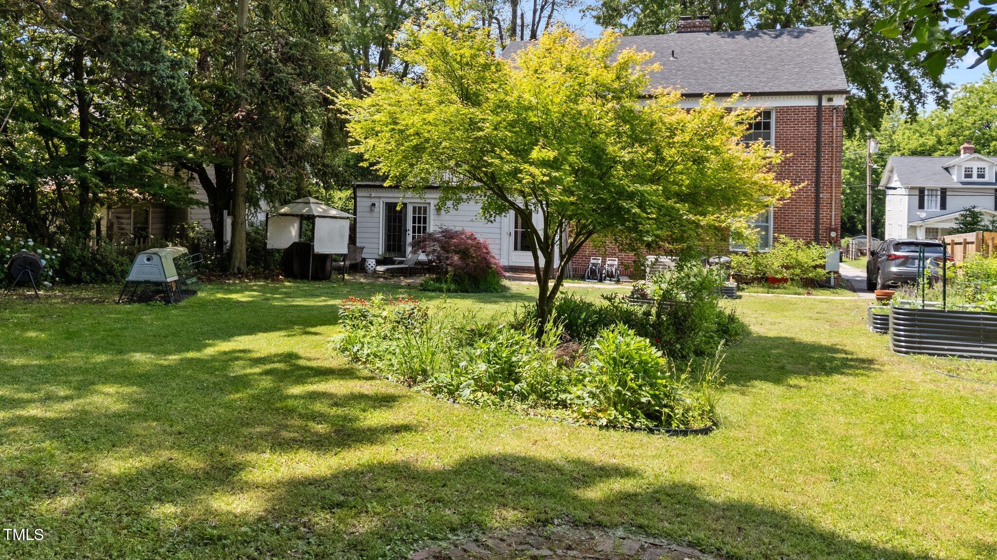 925 South Chestnut Street Henderson, NC 27536 - Photo 27 of 28 a view of a fountain in front of a house