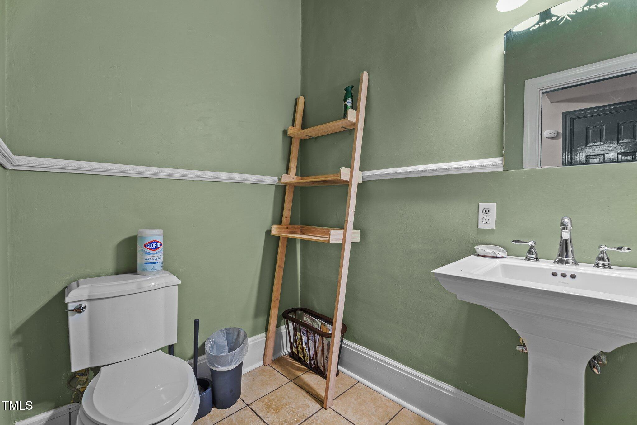 925 South Chestnut Street Henderson, NC 27536 - Photo 9 of 28 a bathroom with a toilet a sink and mirror