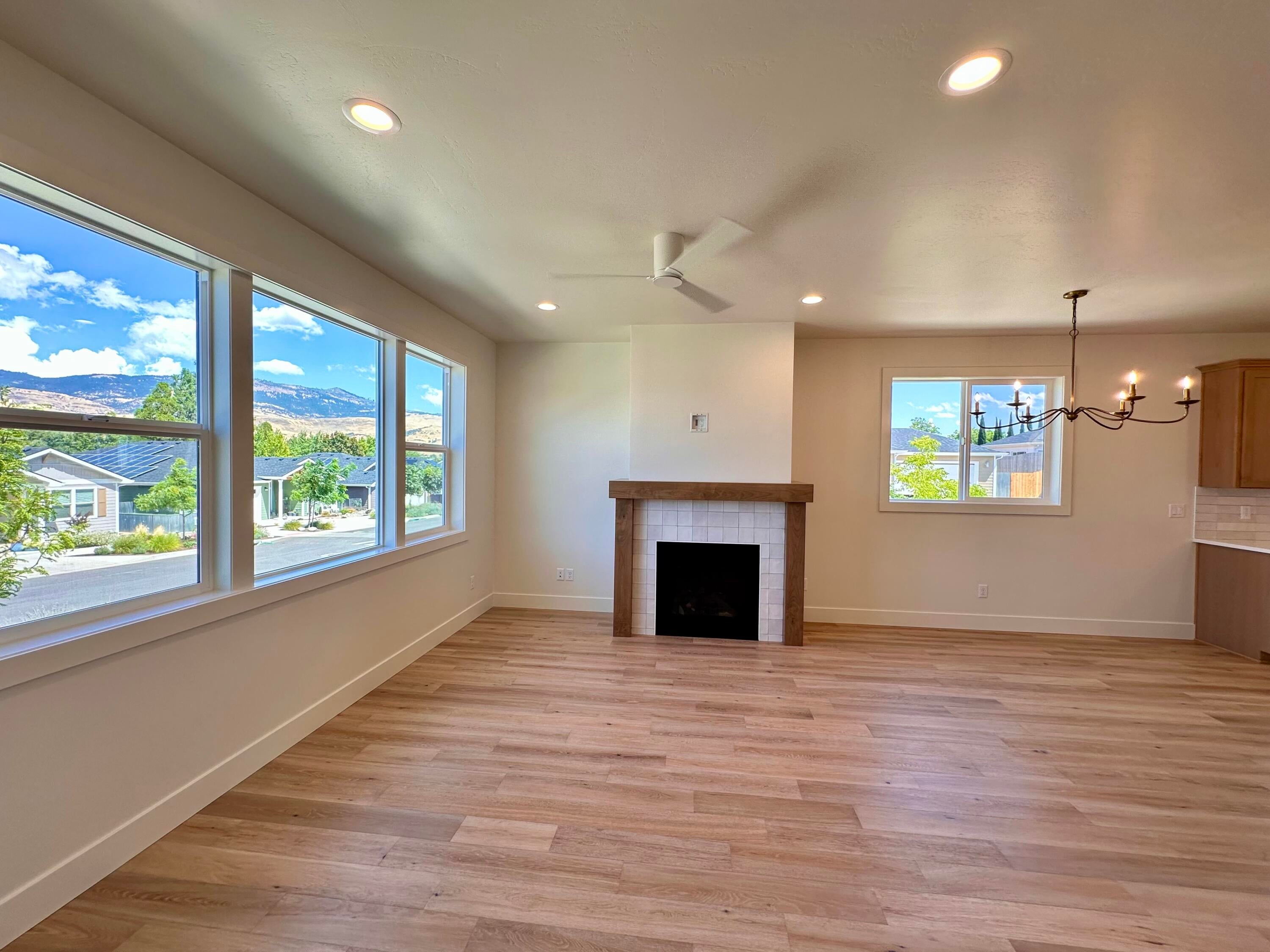 380 Randy Street Ashland, OR 97520 - Photo 2 of 43 Living Area