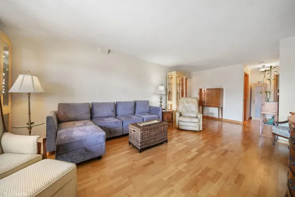 $2,100 | 1601 North 76th Court, Unit 307, Elmwood Park, IL 60707