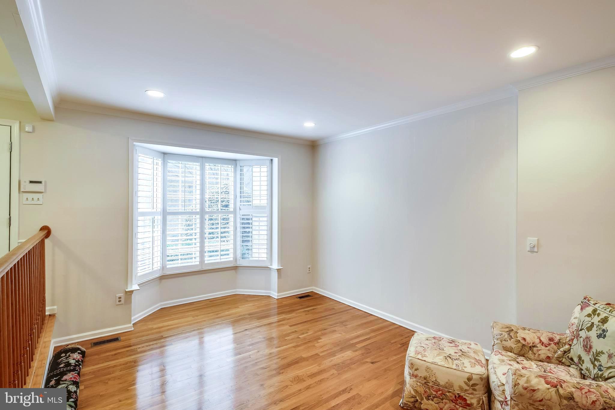 10781 Brewer House Road Rockville, MD 20852 - Photo 4 of 31 Living Room