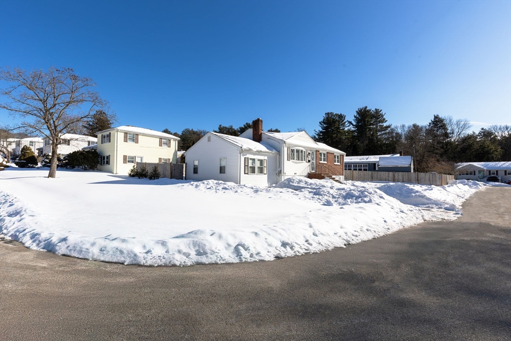 8 Dianthus Road Holbrook, MA 02343 - Photo 5 of 42 Gallery Image 5