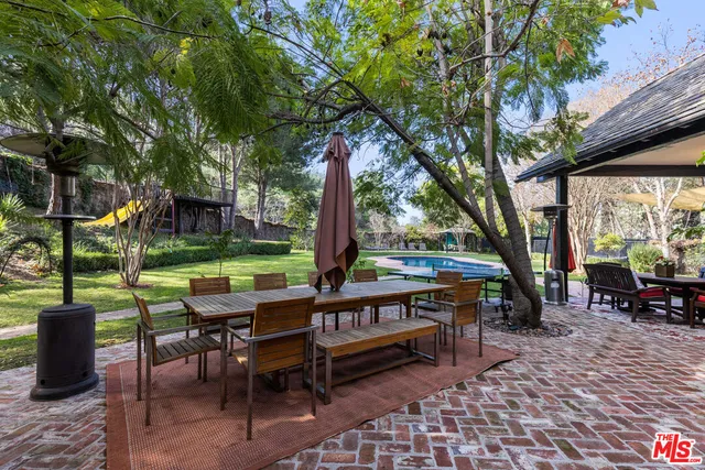 a view of a yard with a tree