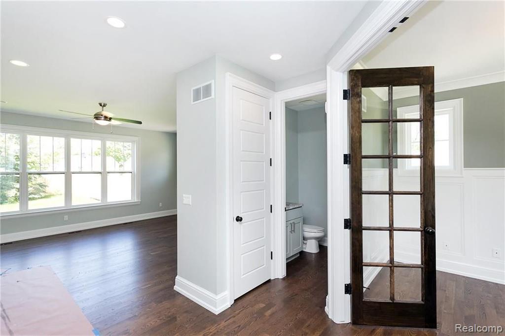 4102 Devon Road Royal Oak, MI 48073 - Photo 4 of 33