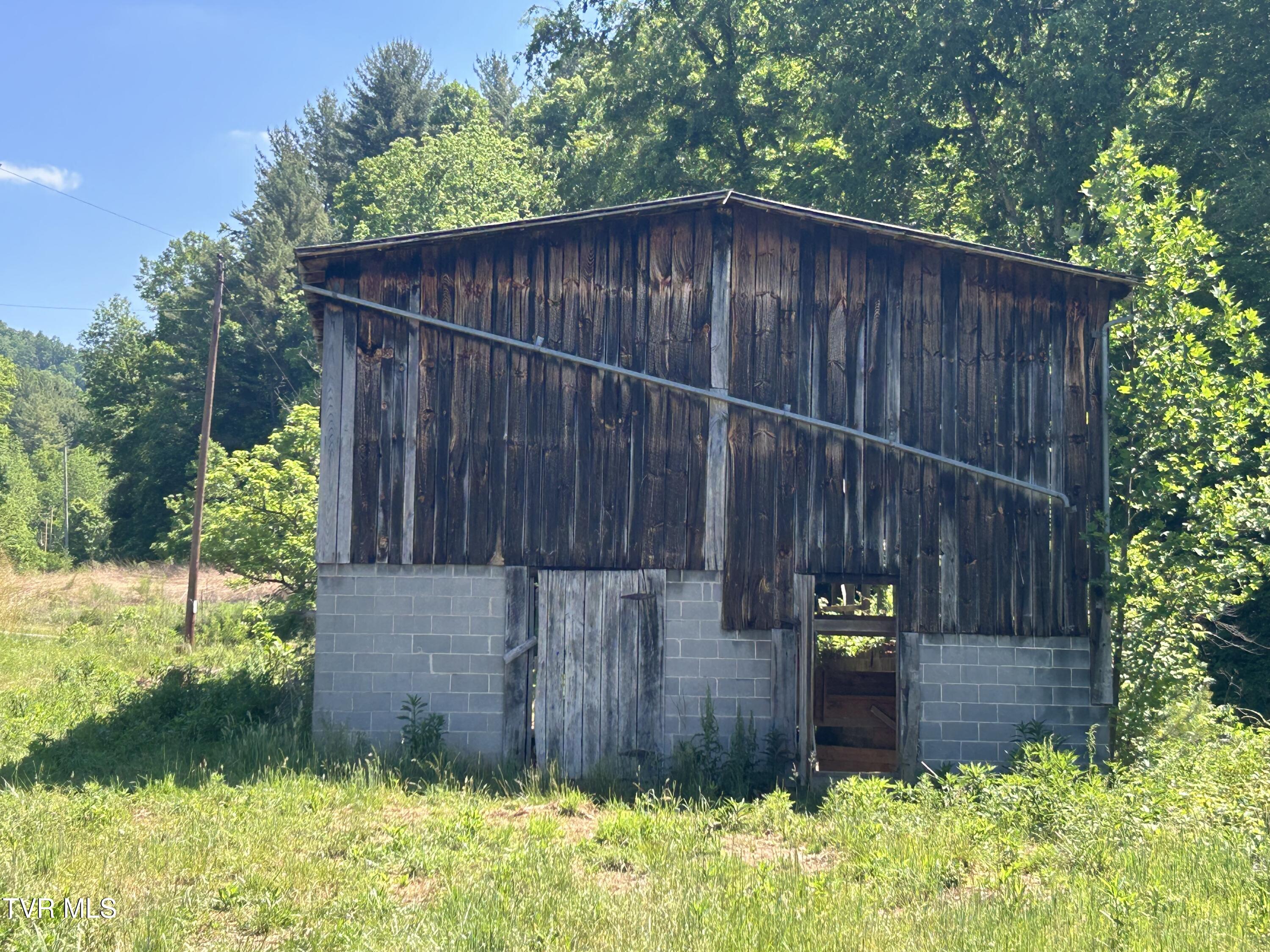 1684 Draft Road Butler, TN 37640 - Photo 5 of 9 IMG_2149